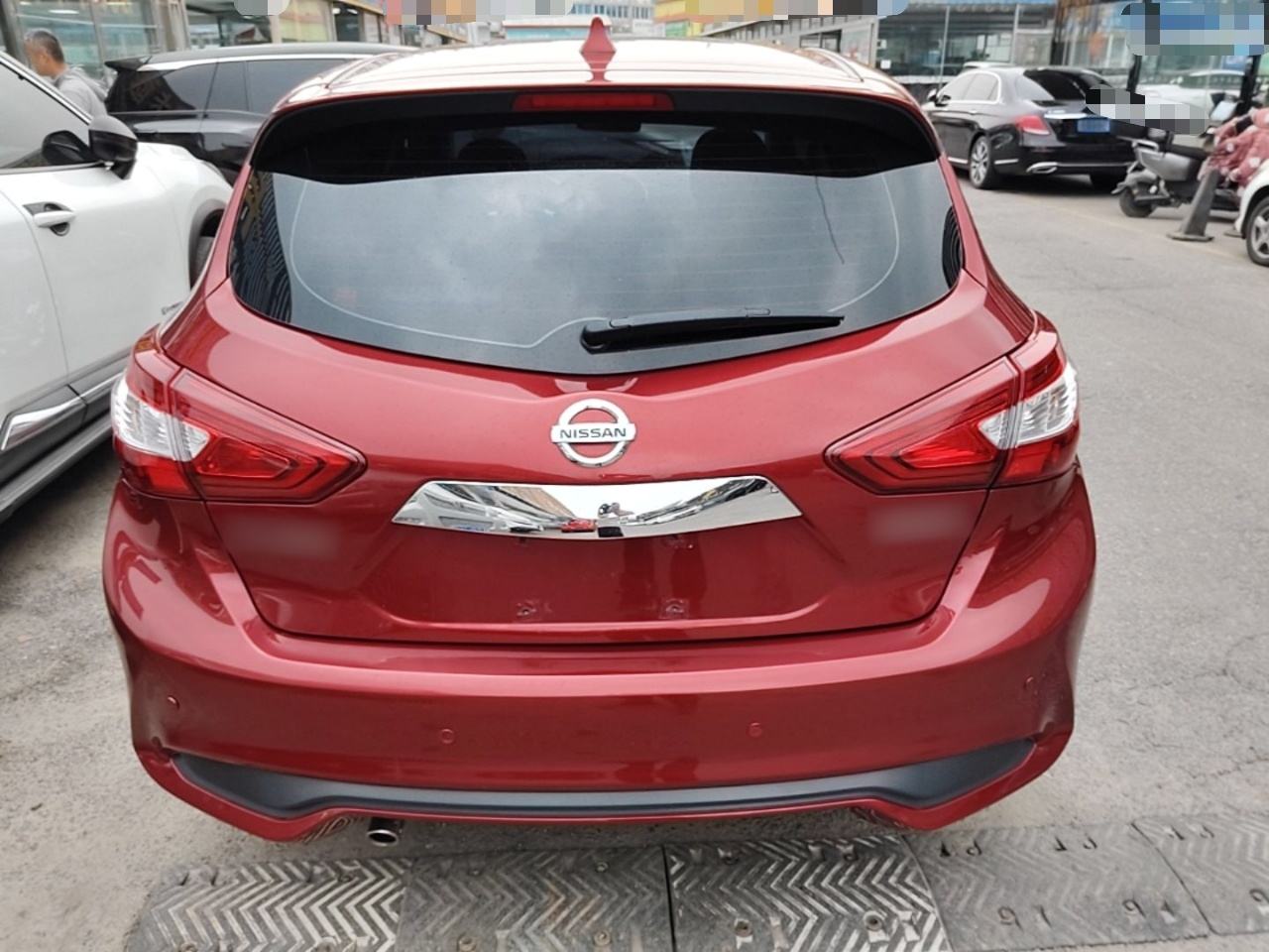 Nissan Tiida - фото 2
