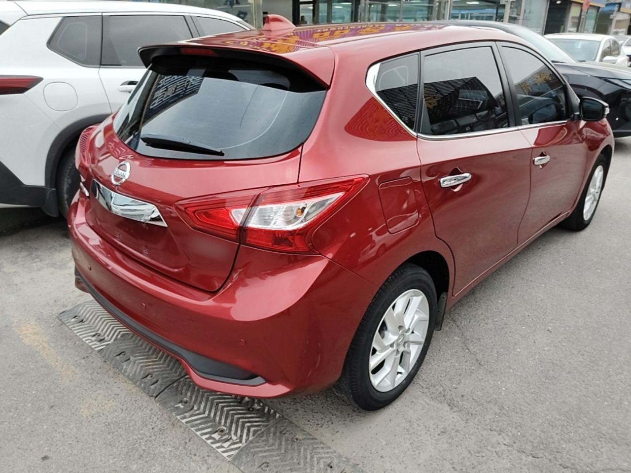 Nissan Tiida - фото 3