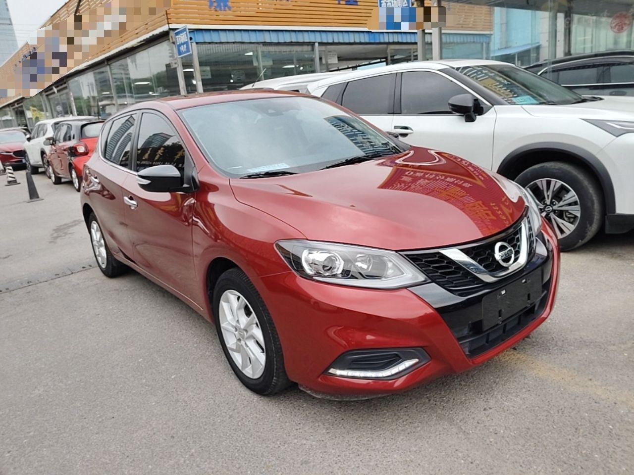 Nissan Tiida - фото 4