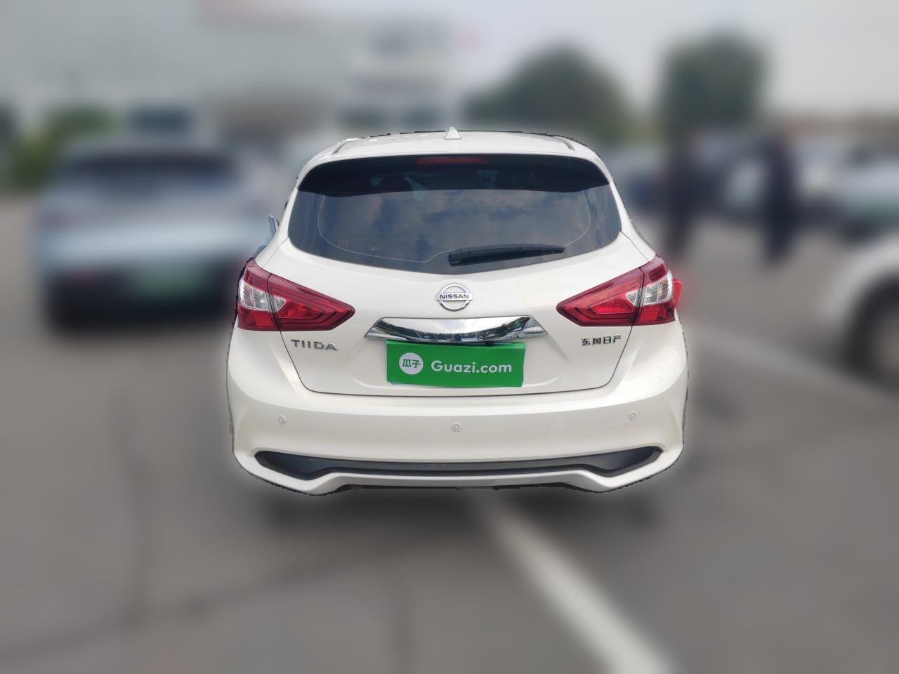 Nissan Tiida - фото 4