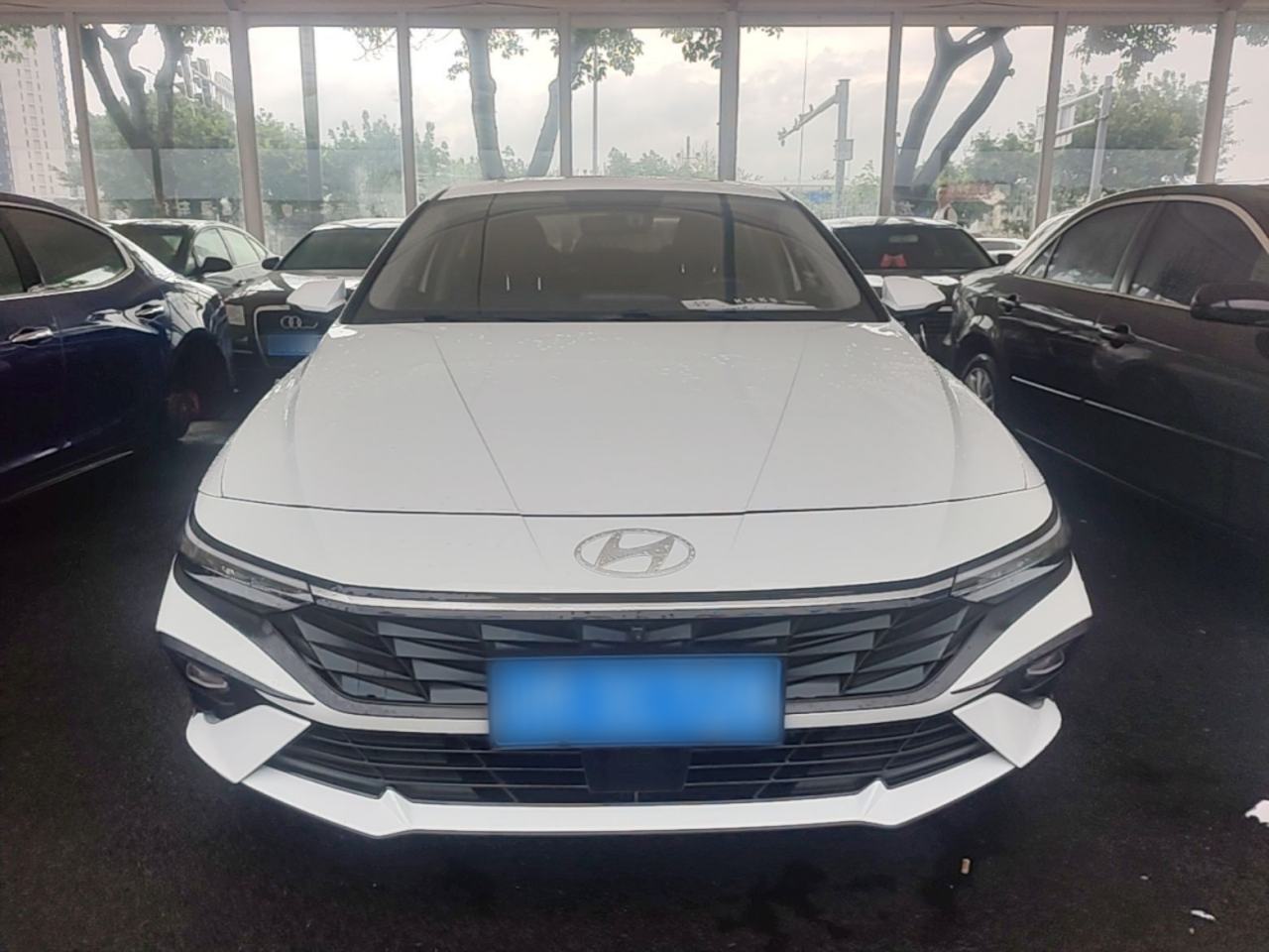 Hyundai Elantra - фото 1
