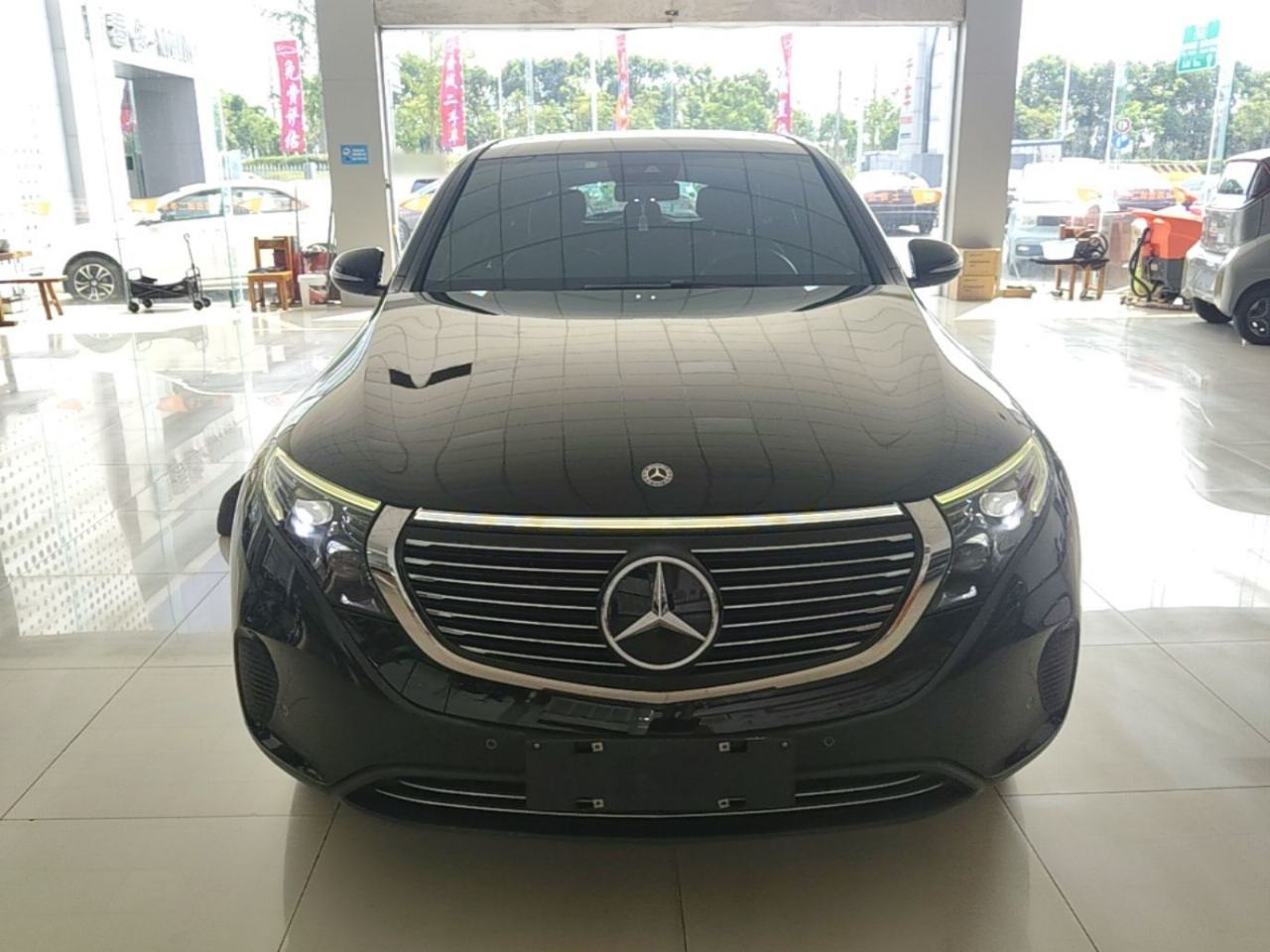 Mercedes-Benz EQC - фото 1
