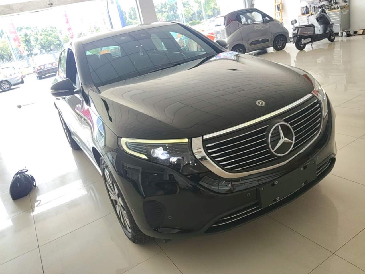 Mercedes-Benz EQC - фото 2