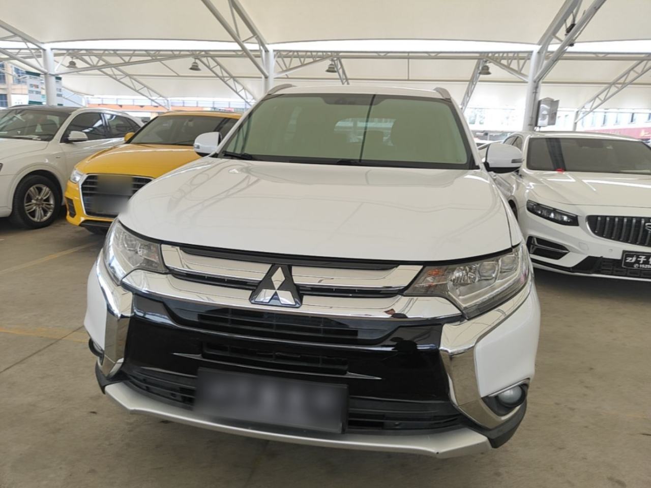 Mitsubishi Outlander - фото 1