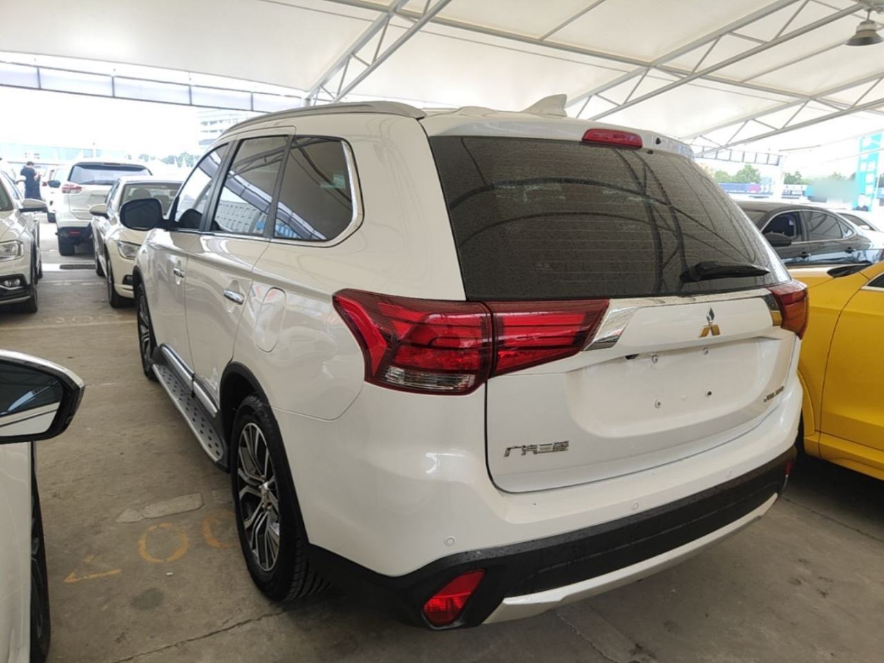 Mitsubishi Outlander - фото 3