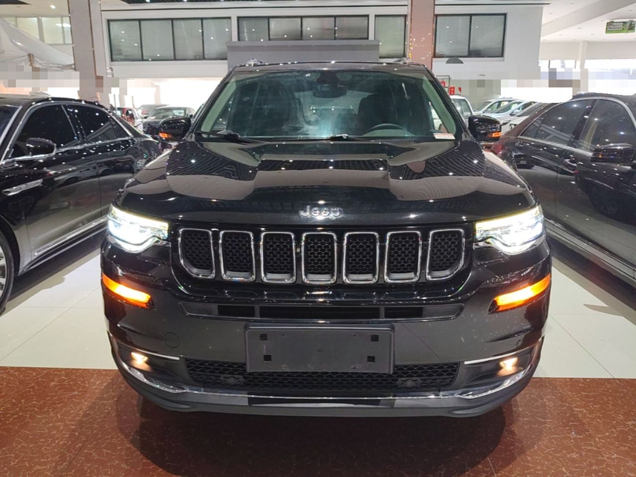 Jeep Grand Commander - фото 1