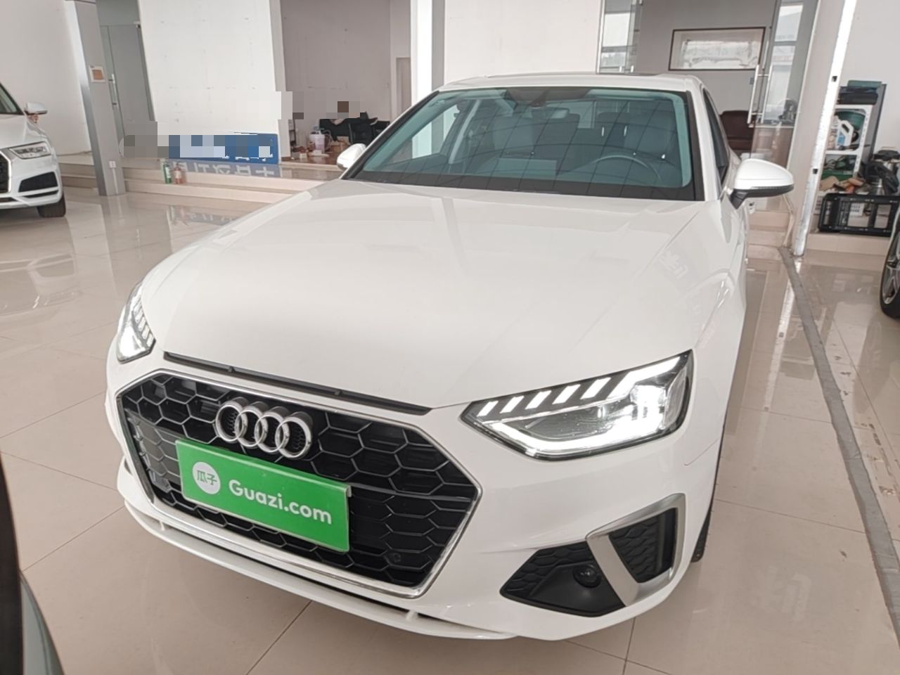 Audi A4L - фото 1