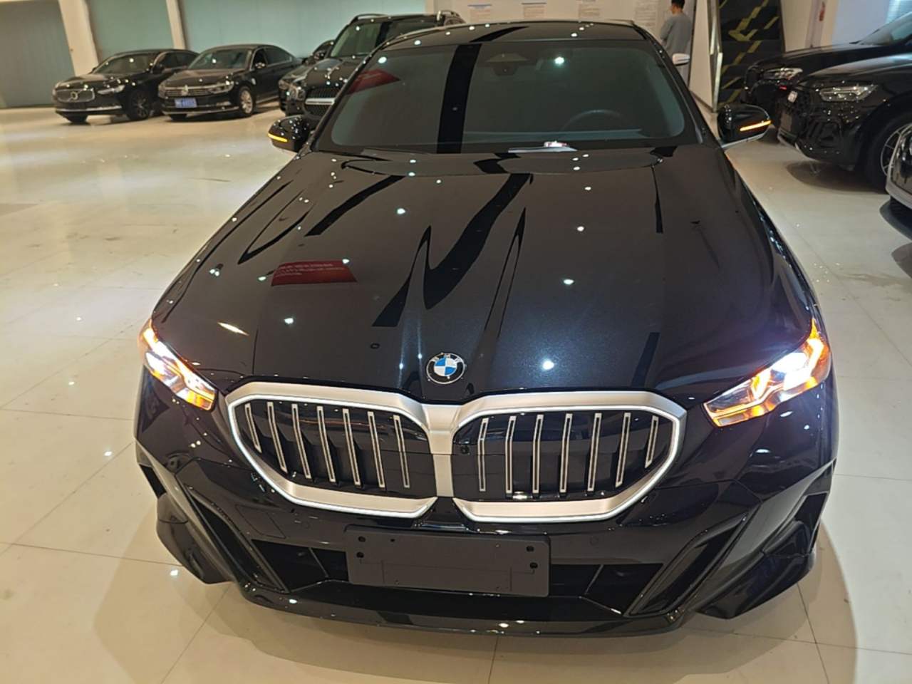 BMW 5-Series - фото 1