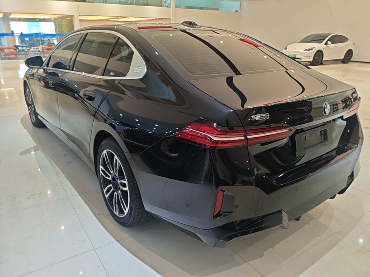 BMW 5-Series - фото 3