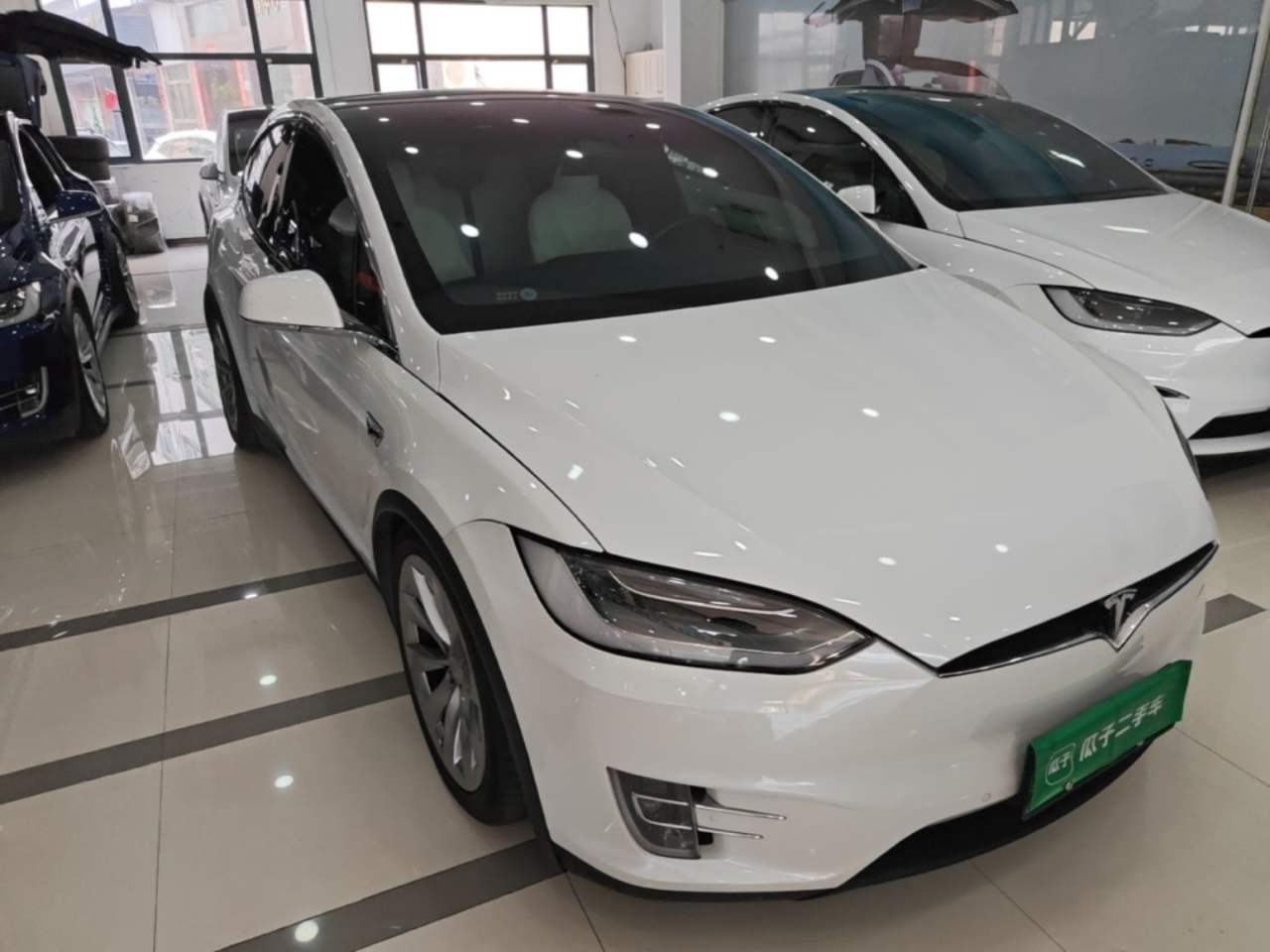 Tesla Model X - фото 2