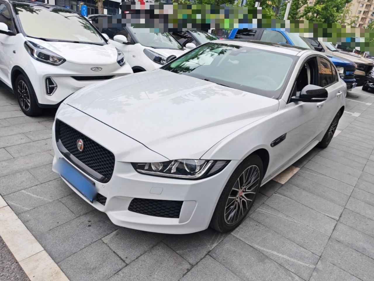 Jaguar XE - фото 0