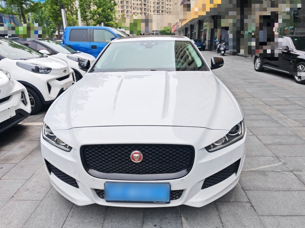 Jaguar XE - фото 1