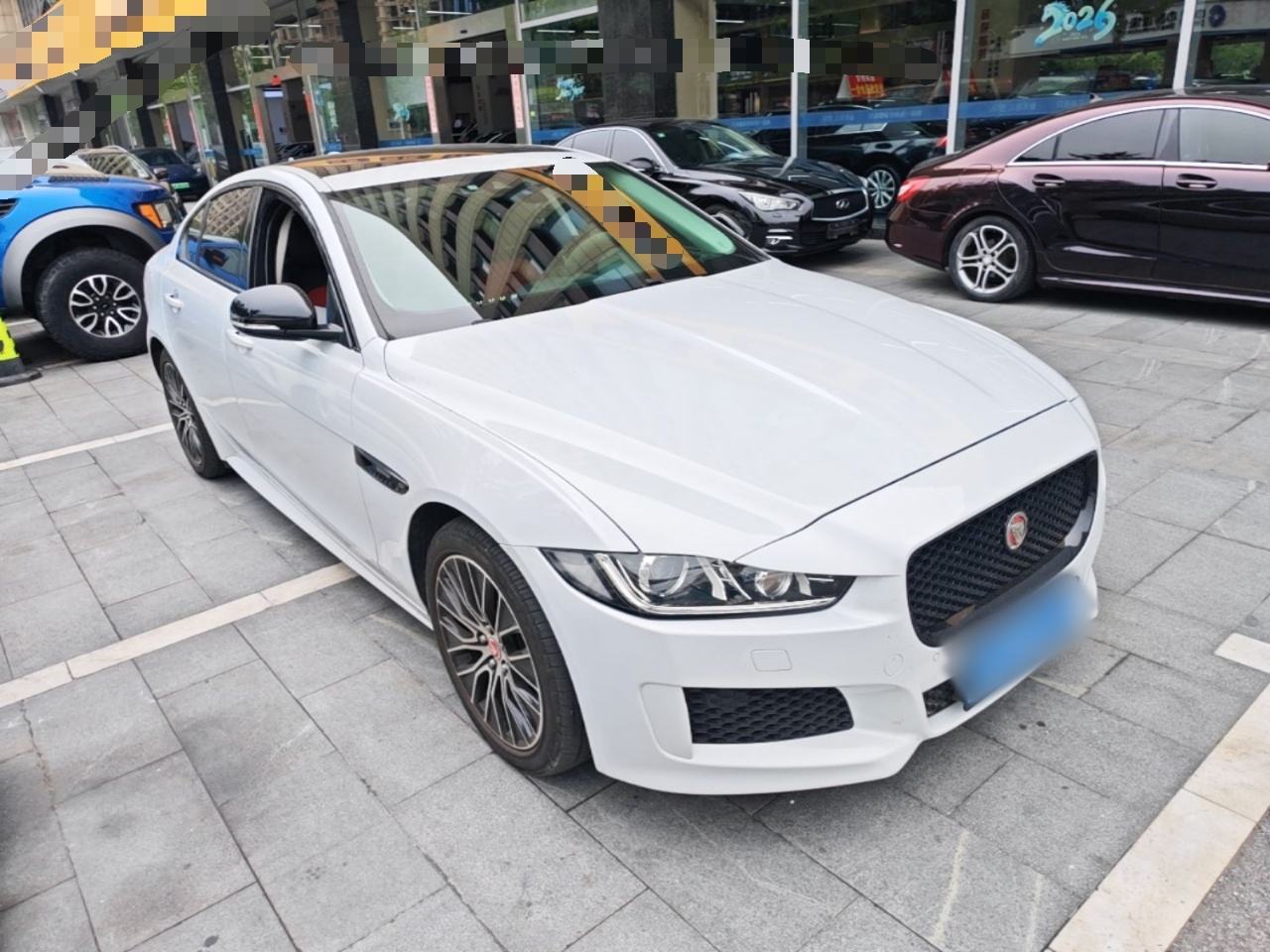 Jaguar XE - фото 2