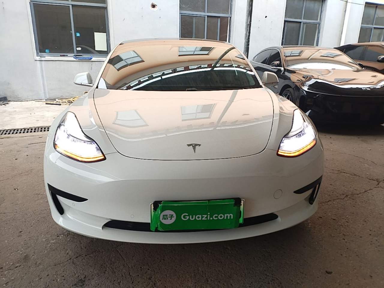 Tesla Model 3 - фото 1