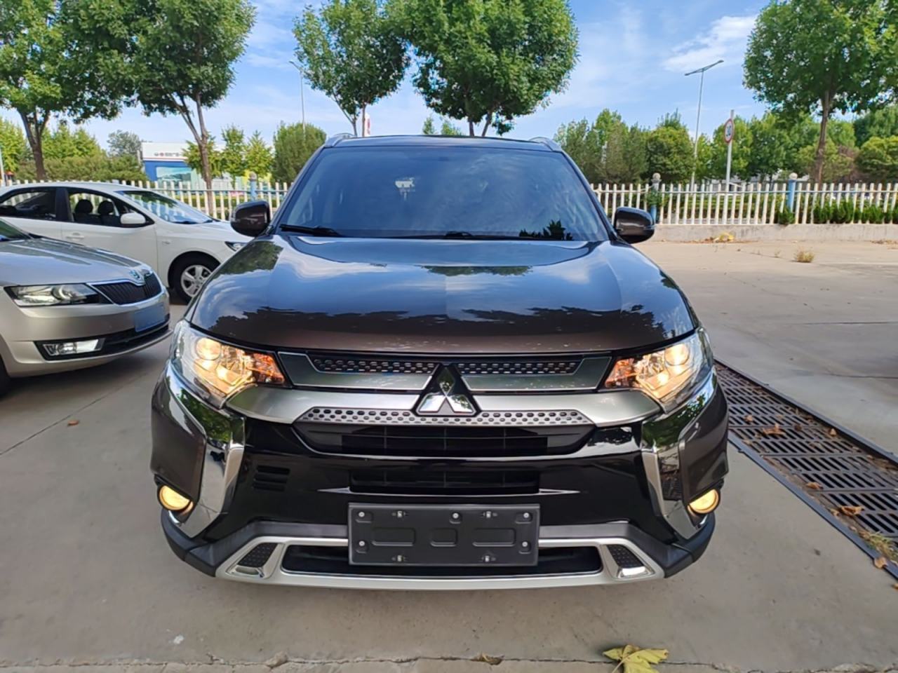 Mitsubishi Outlander - фото 1