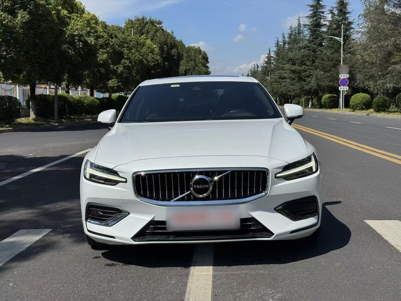 Volvo S60 - фото 1