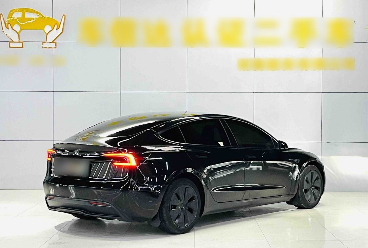 Tesla Model 3 - фото 1