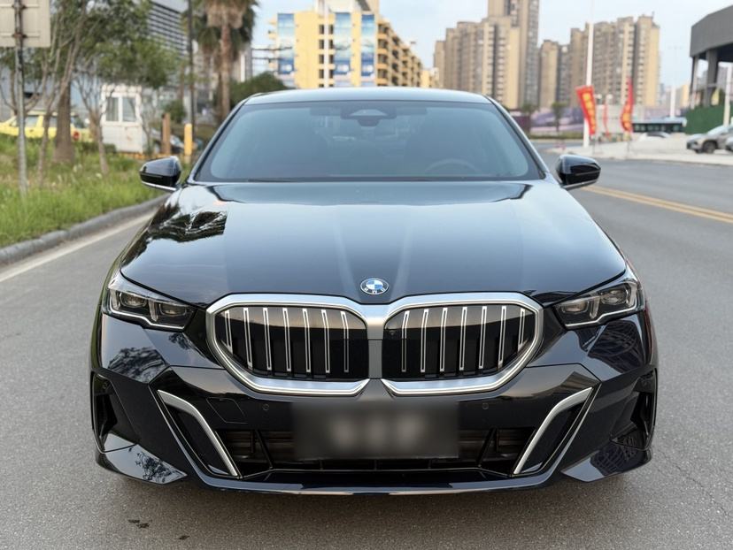 BMW 5-Series - фото 1