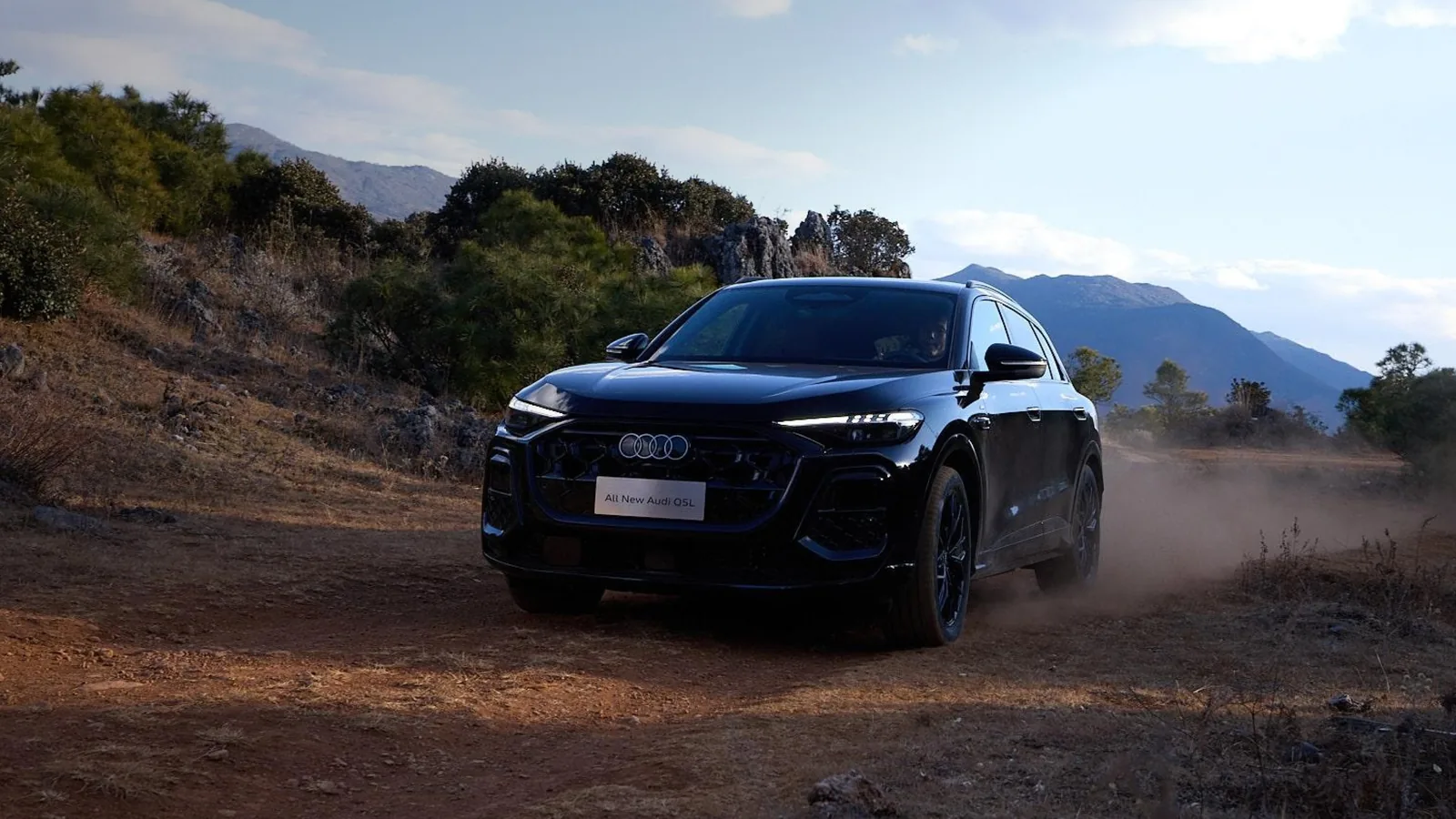 Audi Q5L 2026 — вид спереди в движении