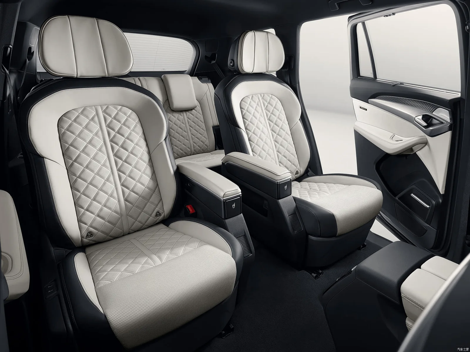 Салон Audi Q6 2026 — отдельные кресла второго ряда