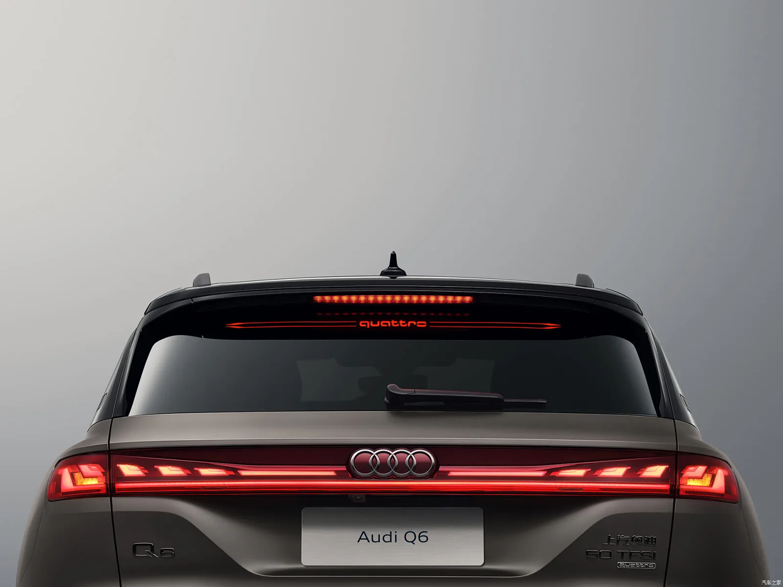 Audi Q6 2026 — корма и световая полоса