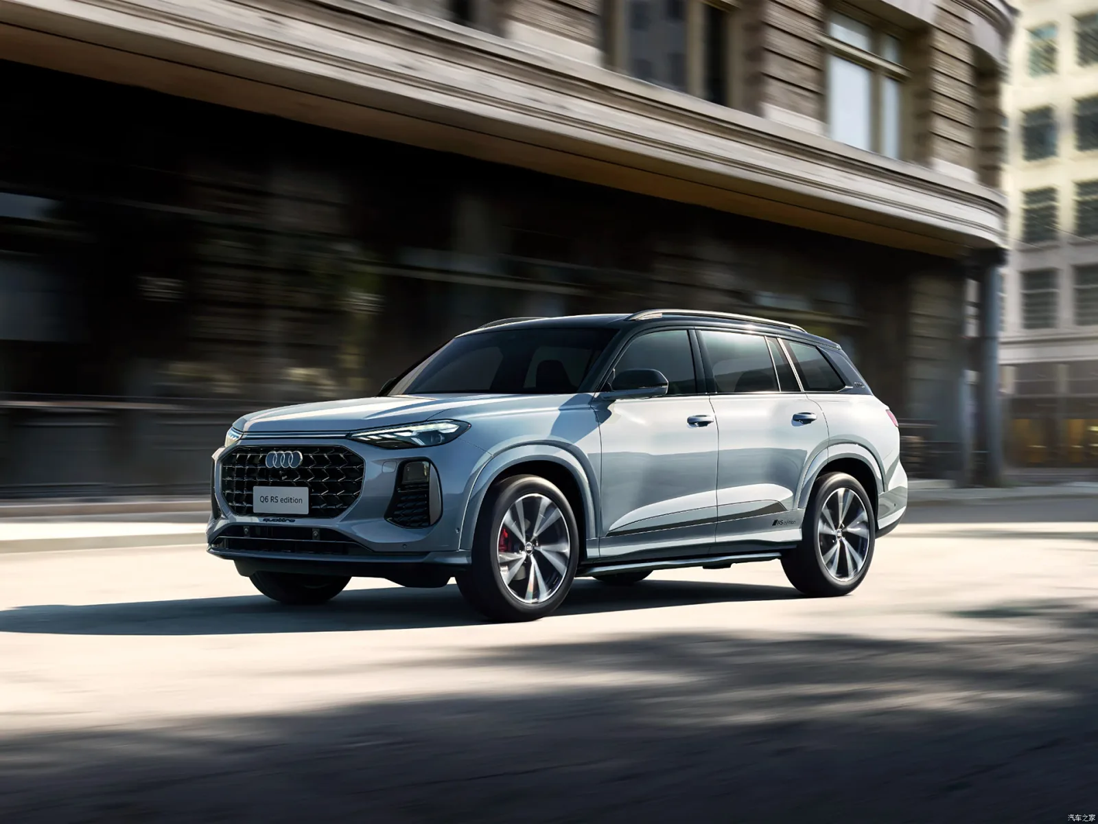 Audi Q6 2026 на городской улице