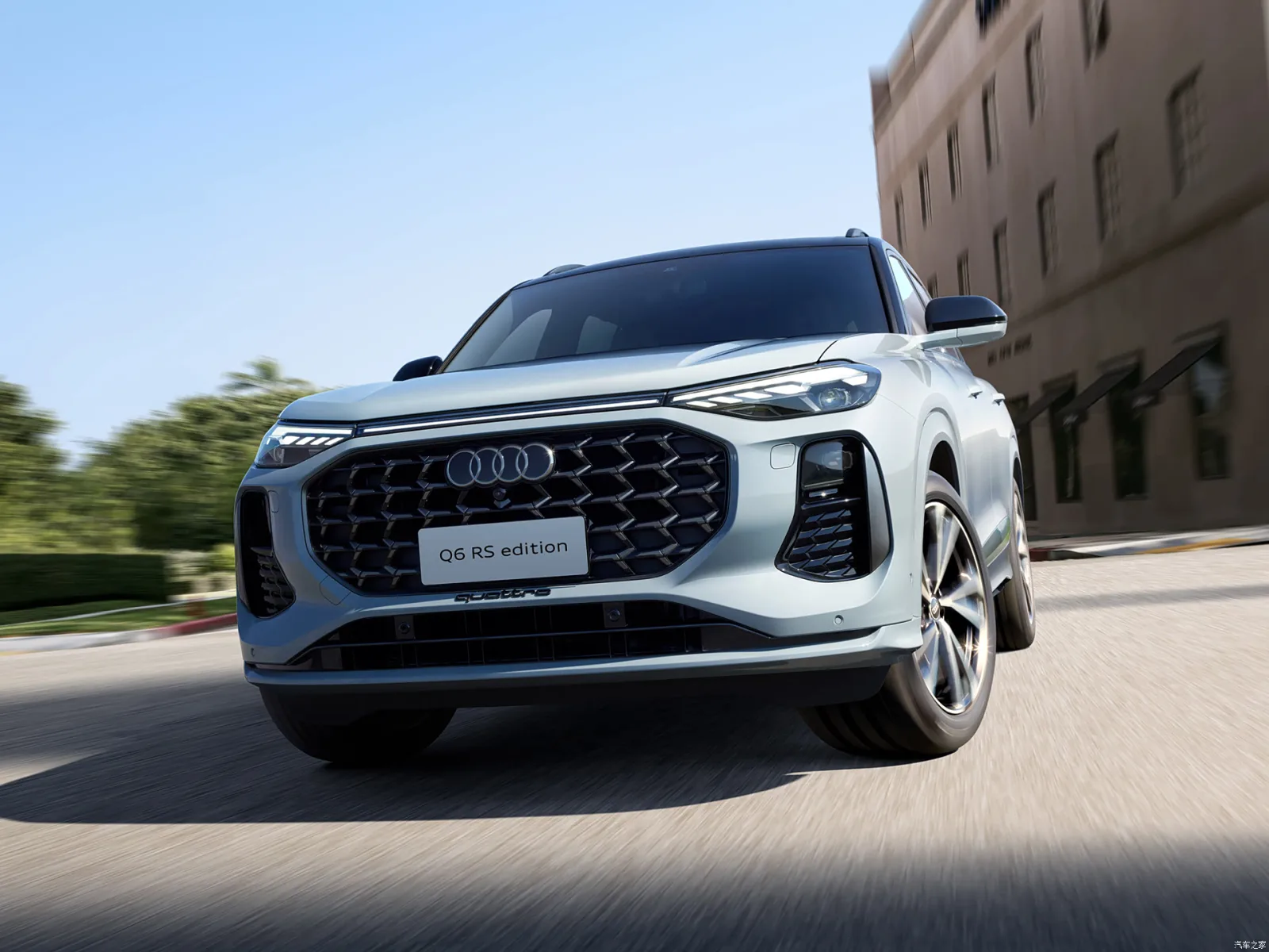 Audi Q6 2026 в движении — вид спереди