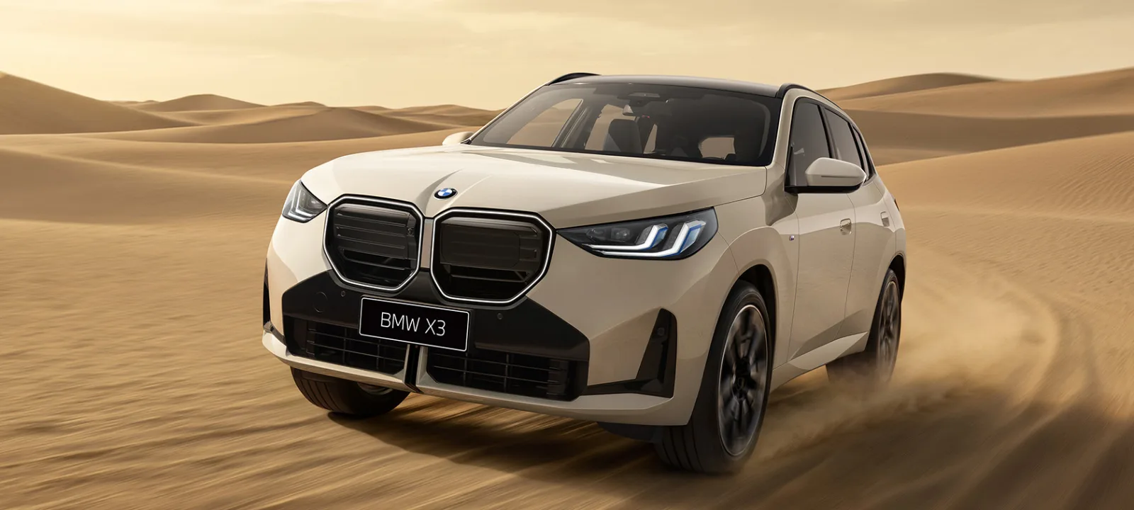 BMW X3 2026 в пустыне — вид спереди три четверти