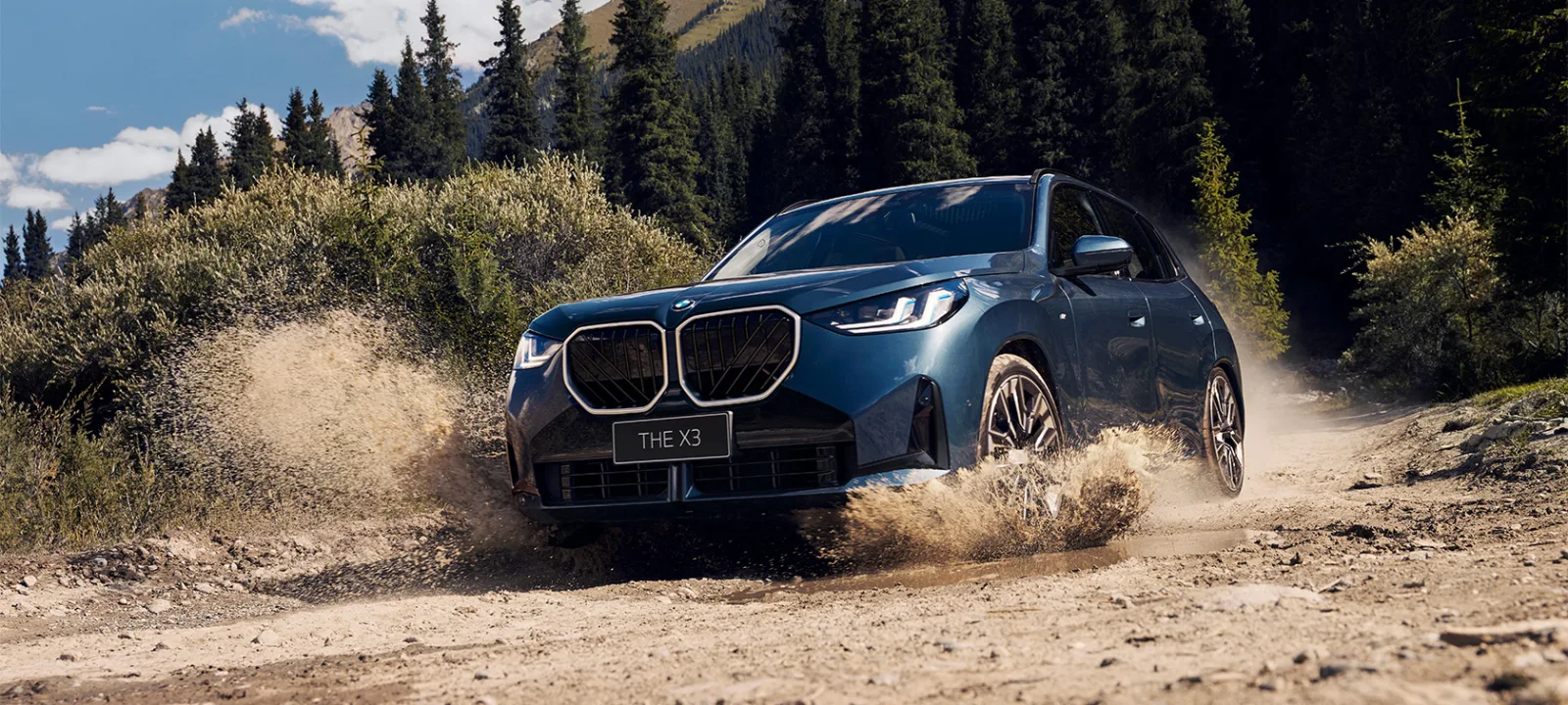 BMW X3 2026 синего цвета в движении