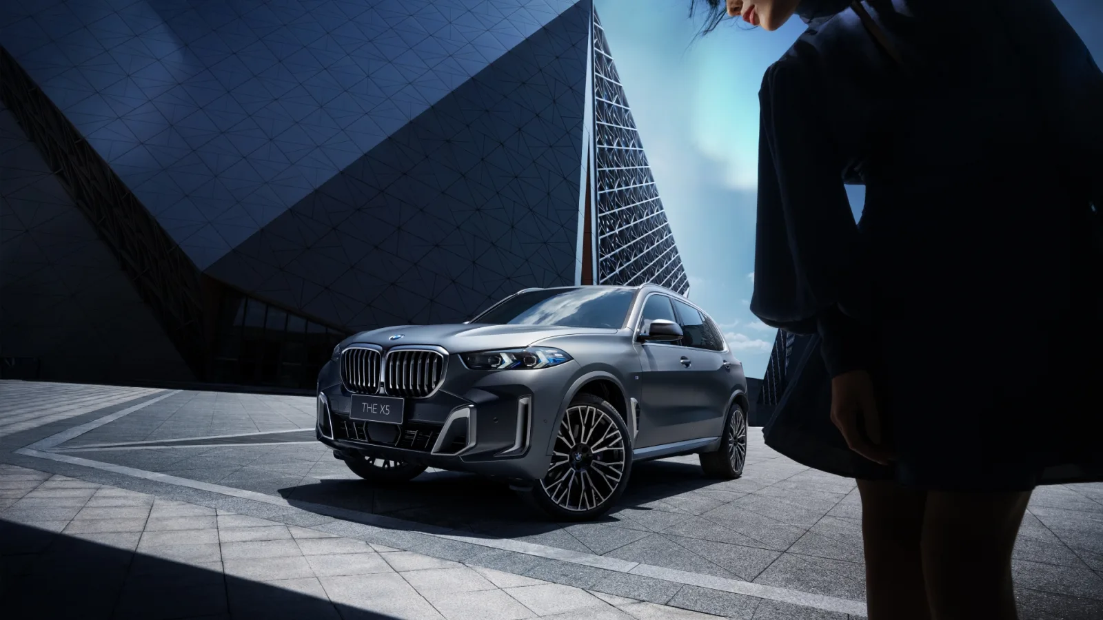 BMW X5 2026 — вид спереди три четверти