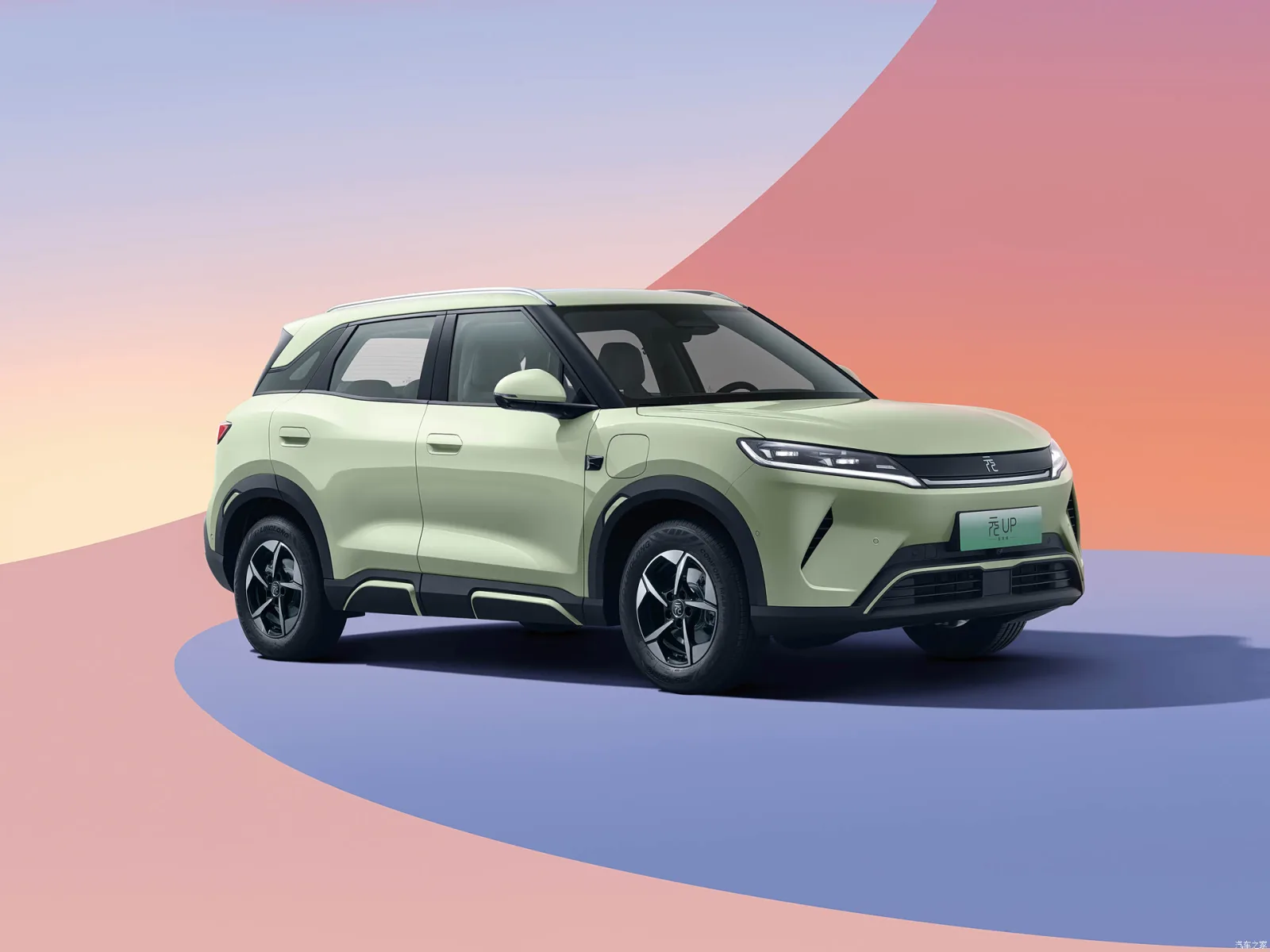 BYD Yuan UP 2026 — вид спереди три четверти, светло-зелёный кузов