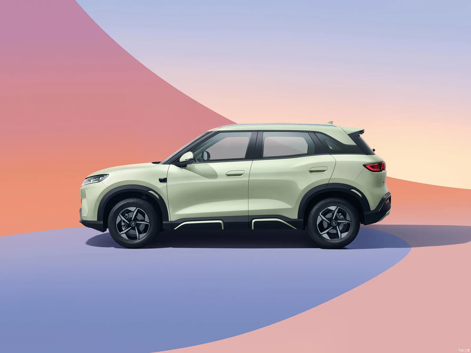 BYD Yuan UP 2026 — вид сбоку