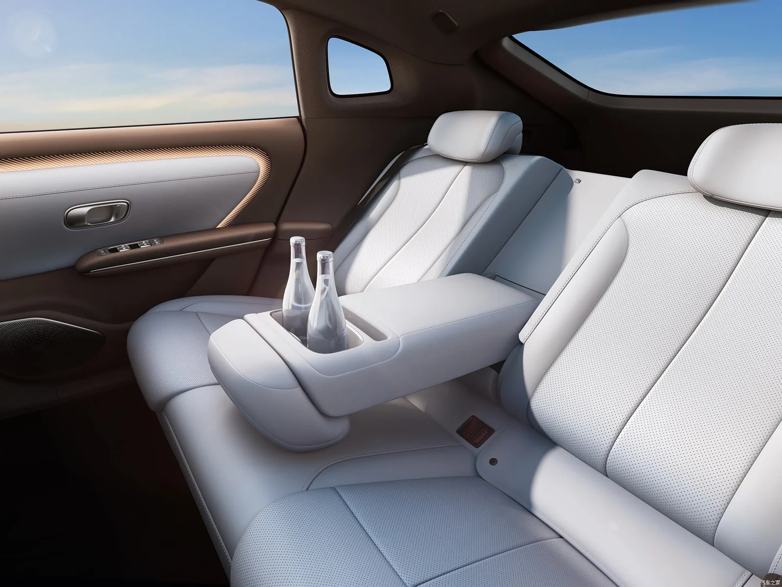 Задний ряд Changan Qiyuan Nevo A06 2026 — центральный подлокотник