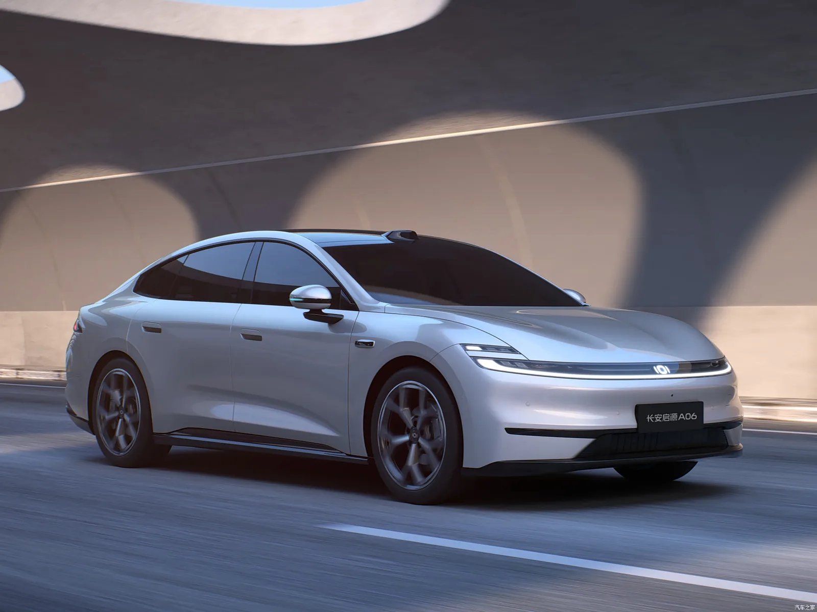 Changan Qiyuan Nevo A06 2026 в движении — три четверти спереди