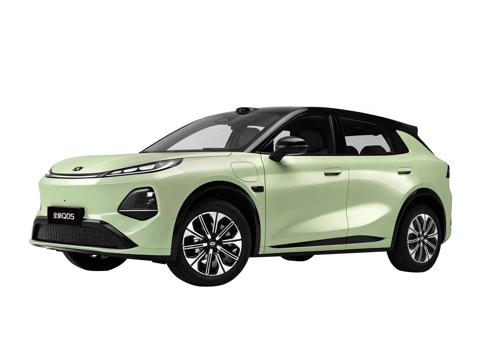 Changan Qiyuan Nevo Q05 2026 в зелёном цвете — вид спереди три четверти