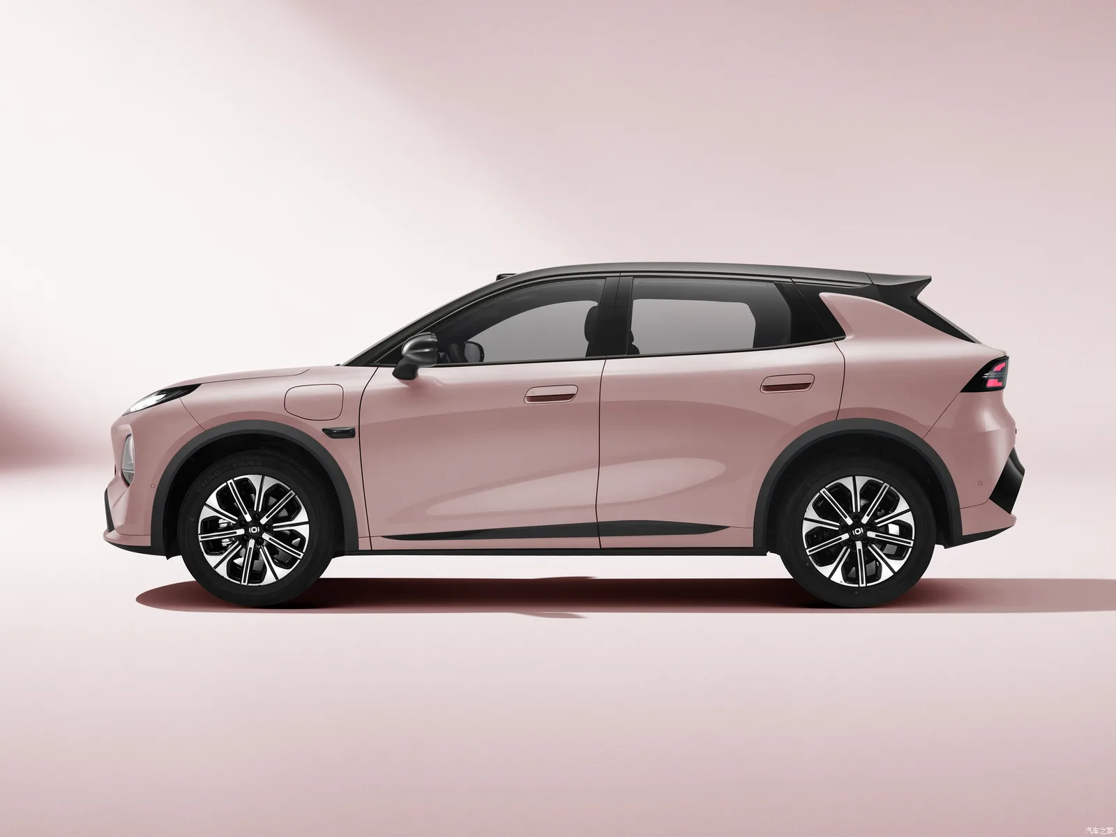 Changan Qiyuan Nevo Q05 2026 в розовом цвете — профиль