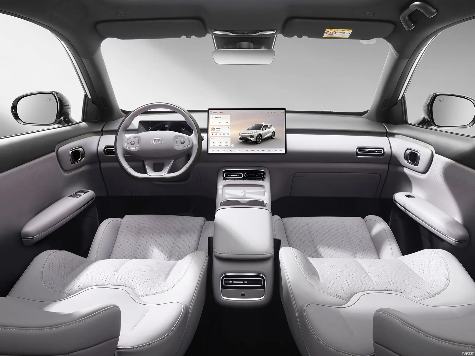 Салон Changan Qiyuan Nevo Q05 2026 — светлая отделка и экран мультимедиа