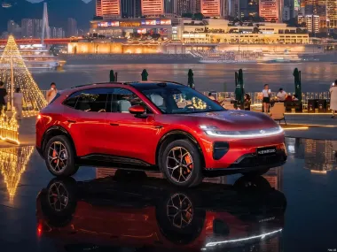 Changan Qiyuan Nevo Q06 в красном цвете — вид спереди три четверти, вечер