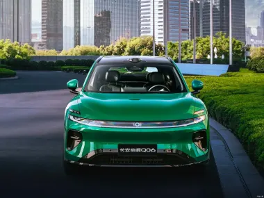 Changan Qiyuan Nevo Q06 2026 — вид спереди, светодиодная полоса