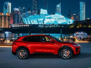 Changan Qiyuan Nevo Q06 в красном цвете — вид сбоку