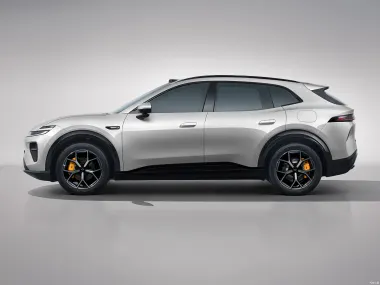Changan Qiyuan Nevo Q06 в серебристом цвете — вид сбоку
