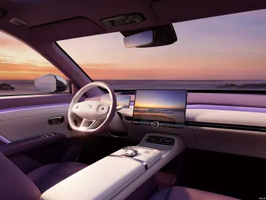 Салон Changan Qiyuan Nevo Q06 — передняя панель и экран 15,6 дюйма