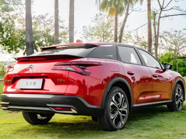 Citroen C5 X — вид сзади три четверти