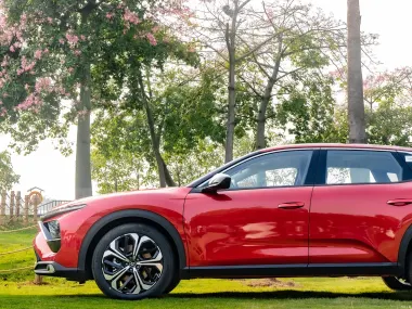 Citroen C5 X — вид сбоку, силуэт лифтбека