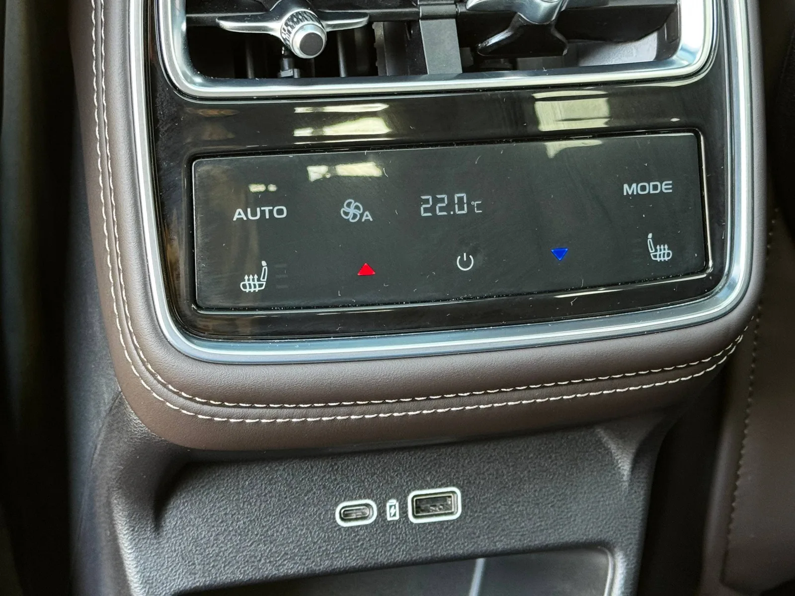 Geely Monjaro 2026 — управление климатом заднего ряда