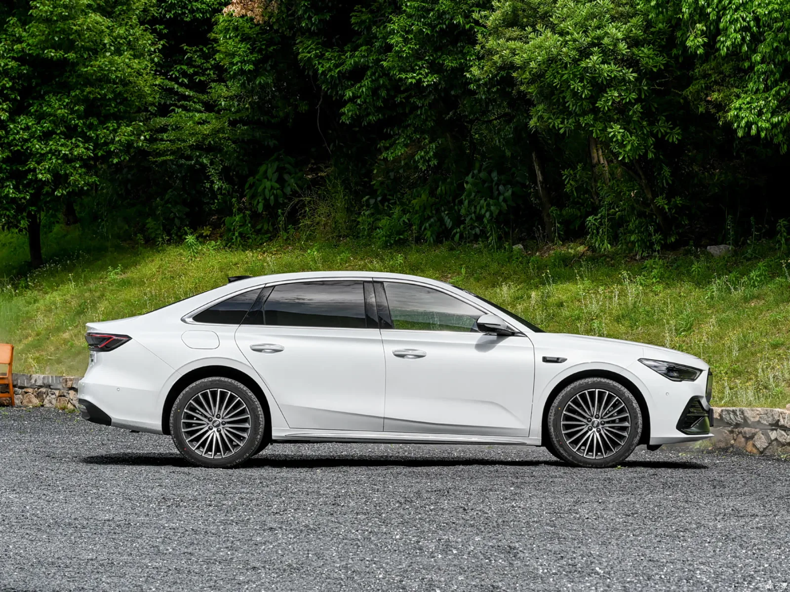 Geely Galaxy Starshine 7 2026 — профиль кузова