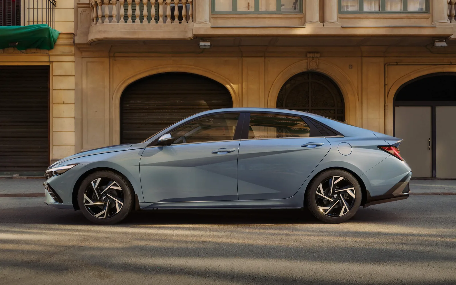Hyundai Elantra 2025 — профиль в городе