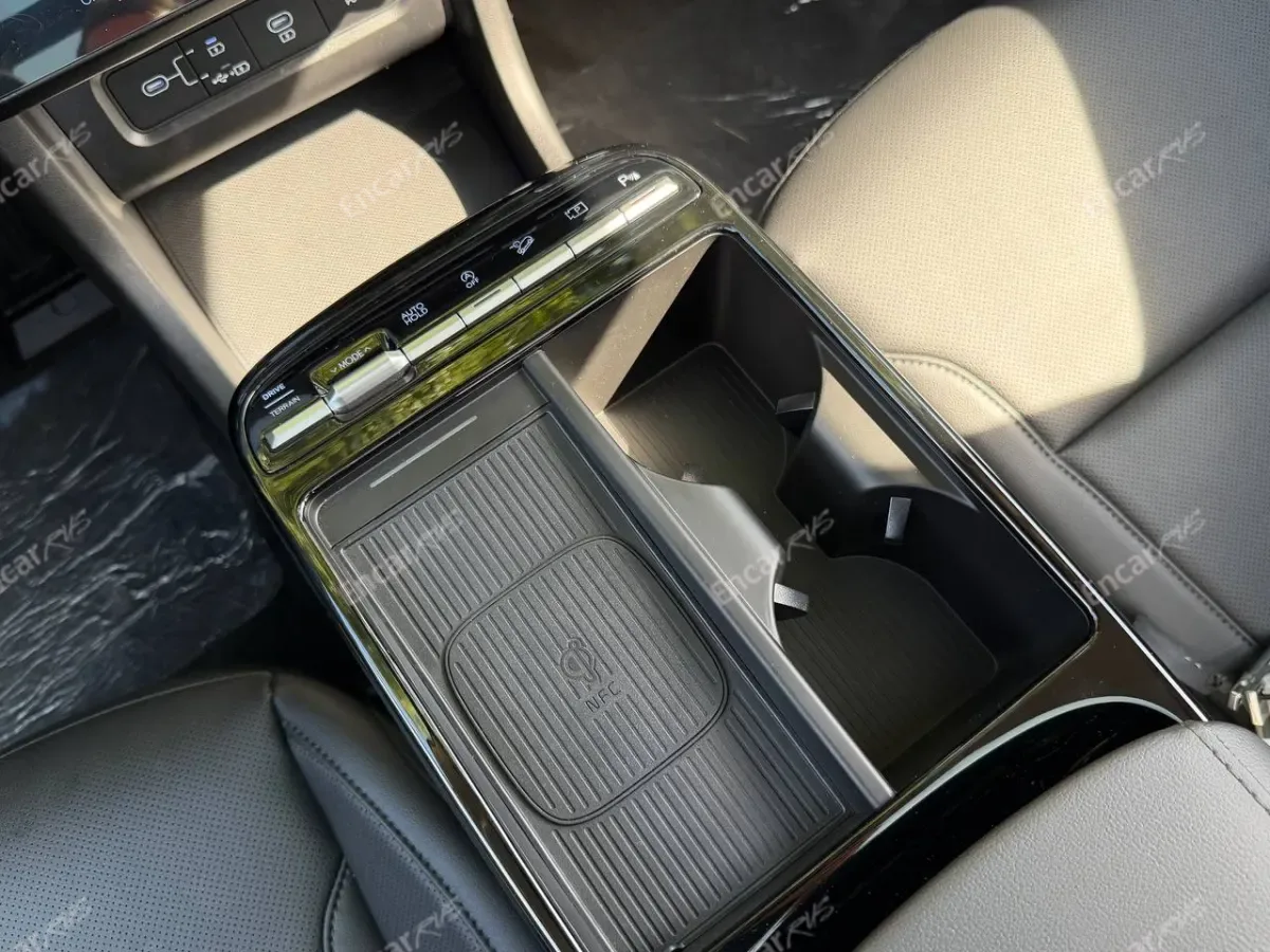 Центральная консоль с беспроводной зарядкой Hyundai Tucson L 2026