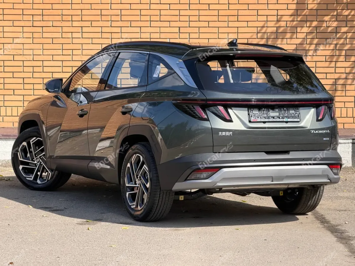 Hyundai Tucson L 2026 — задняя часть слева