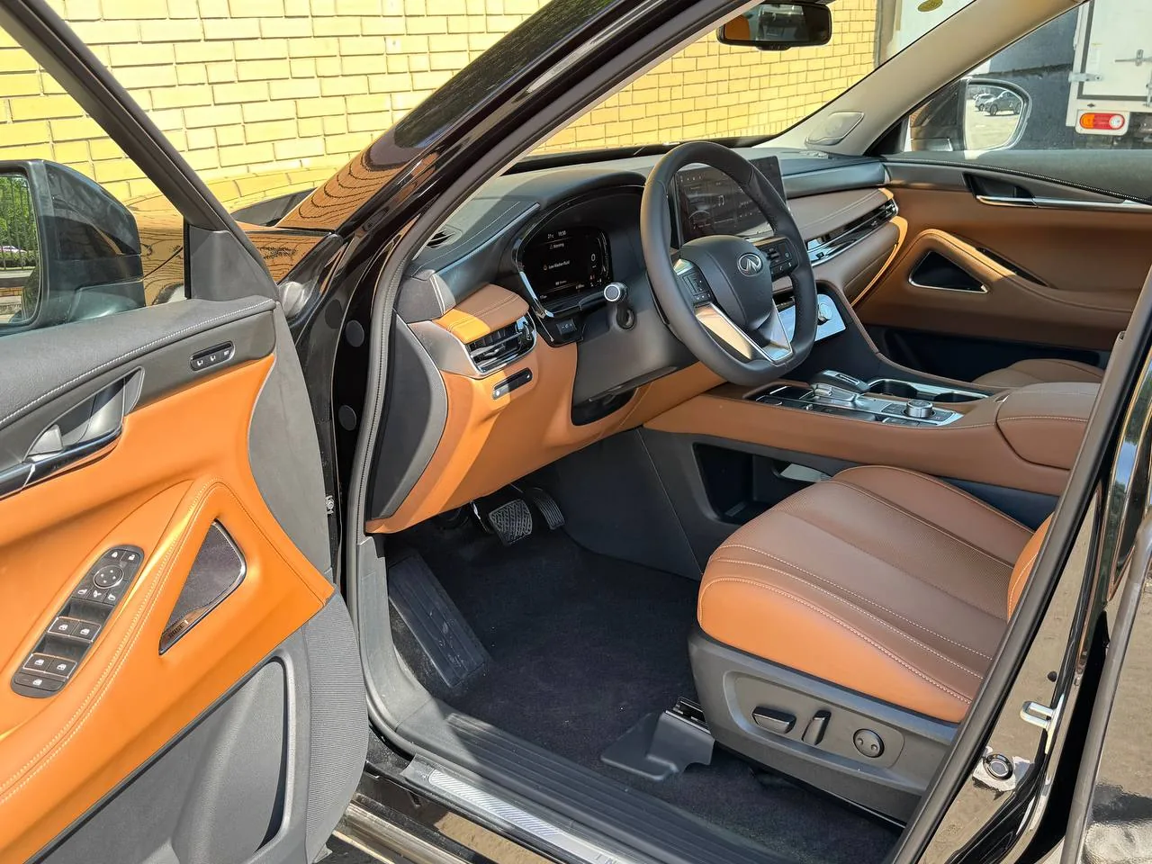 Салон Infiniti QX60 — рыжая кожа, реальное фото